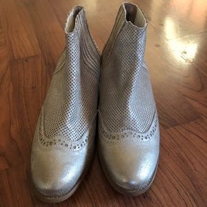 NEW never worn Sundance "Dora" Gold Short Boots Women's 8/38